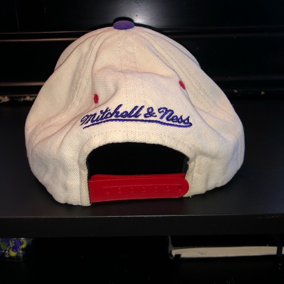 Toronto Raptors Hat - Picture 2 of 9